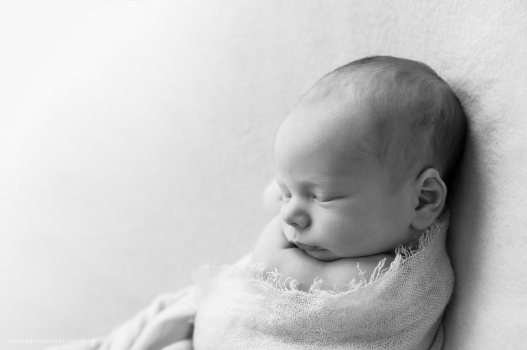 Black and white newborn photography | Natural Newborn Photography in the Bay Area | Bethany Mattioli Photography 