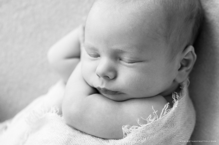 Black and white natural newborn photography | Natural Newborn Photography in the Bay Area | Bethany Mattioli Photography 